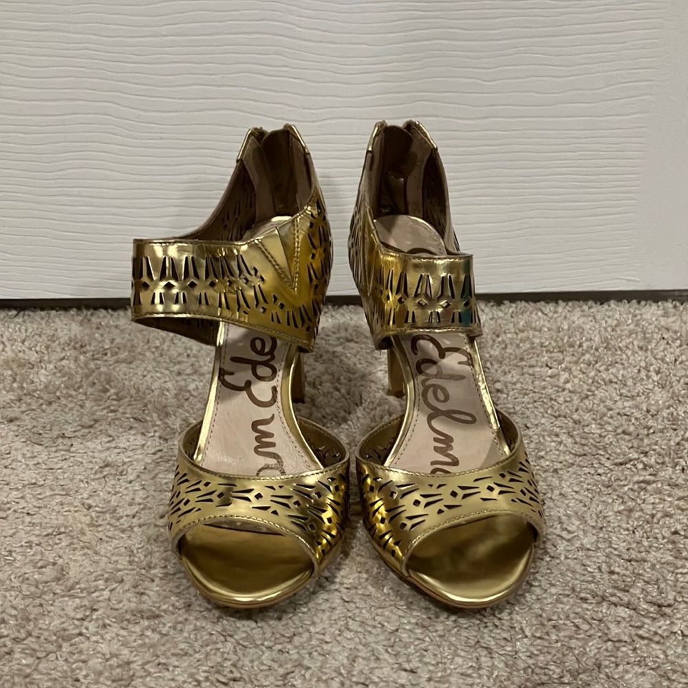 NWOT Gold heels